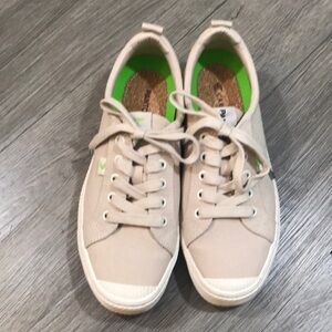 Cariuma Pantone OCA LOW‎ Light Khaki size 8.5